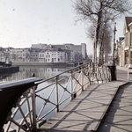 859506 Gezicht over de Stadsbuitengracht op de panden aan de Weerdsingel W.Z. te Utrecht, vanaf de Weerdbrug. Rechts de ...